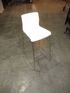 lot 52 image: Ikea White Glenn Bar Stool