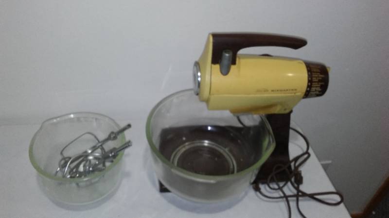 Sold at Auction: VINTAGE SUNBEAM MIXMASTER STAND MIXER W/ 2-BOWLS