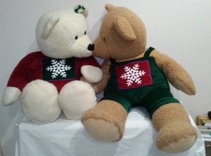 Hallmark Giant Kissing Christmas Bears (2).