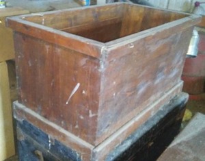 lot 290 image: Wood Chest With Cover.