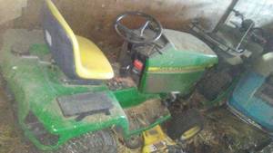 lot 336 image: John Deere Riding Mower 425.