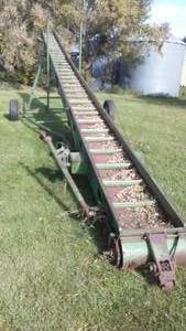 lot 350 image: John Deere 350, 44 Ft. Elevator. PTO Drive
