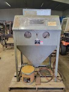 lot 118 image: TRINCO Sand Blasting Cabinet with (2) Guns, Foot Control and Approx. 25# Glass Blasting Media