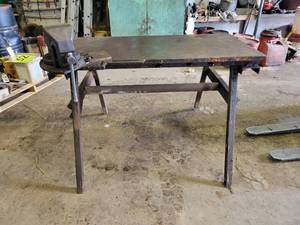 lot 124 image: Heavy Duty Welding Table with PARAMO No. 5 Bench Vise