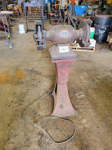 lot 123 image: Black & Decker 10 Ball Bearing Bench Grinder on Cast Iron Stand - Tested and Works - Runs pretty quiet