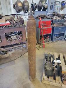 lot 153 image: Antique Compressed Gas Tank - First Dated 1934 - The Liquid Carbonic Corp.