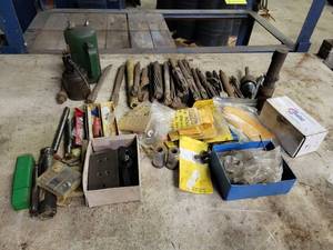 lot 385 image: Large Lot of Assorted Tooling, Oil Cans, Reamers and More