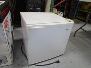 lot 9 image: Mini Fridge