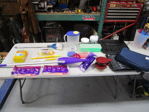 lot 21 image: Kitchen & Cleaning Items