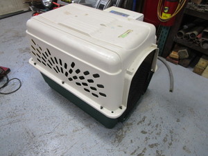 lot 60 image: Large Pet Kennel