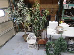 lot 76 image: Kitchen Items & Home Decor