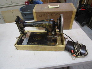 lot 191 image: Vintage Singer Sewing Machine