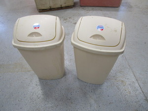 lot 198 image: Trash Cans