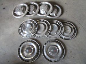 lot 215 image: Corvette Hubcaps