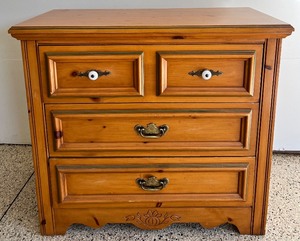 lot 210 image: Cape Cod YOUNG HINKLE Wood Dresser