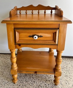 lot 211 image: Cape Cod YOUNG HINKLE Wood Side Table  Nightstand