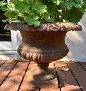 lot 25 image: Heavy Cast Iron Urn #1