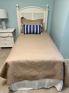 lot 113 image: STANLEY Twin Bed Headboard and NAUTICA Sheets and Coverlet #2