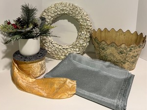 lot 135 image: Holiday Decor Assortment