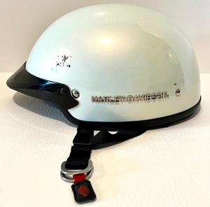 lot 252 image: HARLEY-DAVIDSON Pearl White Midway DOT Basic Rider Helmet with Bag and Skull Bandana.