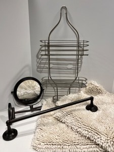 lot 156 image: Variety of Bathroom Accessories