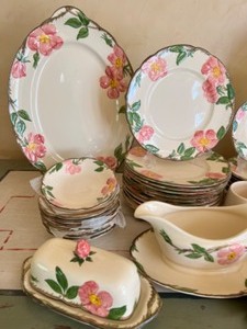 lot 4 image: Vintage Franciscan Desert Rose Dinnerware Set