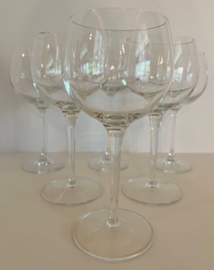 lot 56 image: Lot of 6 Crystal Red Wine Glasses with an Etched Fleur De Lis