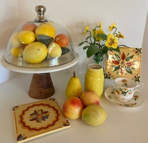 lot 59 image: Bright and Cheery  Decor and Entertaining Delights