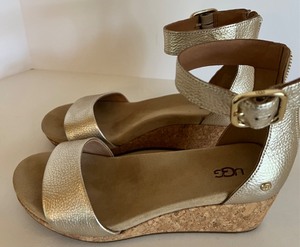 lot 84 image: UGG Zoe II Metallic Sandal Size 8.5