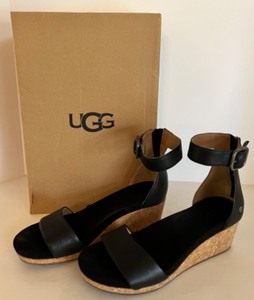 lot 85 image: UGG Zoe II Black Sandal Size 8.5