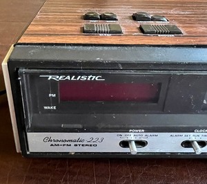 lot 280 image: Vintage REALISTIC Chronomatic 223 AMFM Stereo