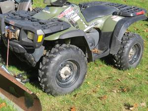 lot 2 image: 2004 Polaris Sportsman 500 with Snowplow