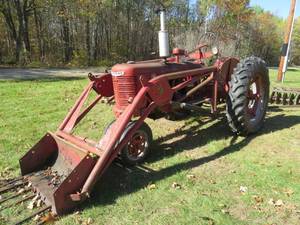 lot 4 image: 1951 Farmall H Tractor with Stan Hoist and Bucket