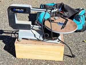 lot 1416 image: Delta 110-HP Variable Speed Scroll Saw with Custom Base