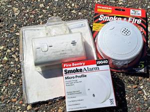 lot 1425 image: (2) Smoke Alarms and (1) Carbon Monoxide Alarm (in original packaging)