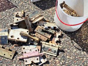 lot 1442 image: Lot of (1 Bucket) Vintage Turn of the Century Hinges