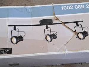 lot 1521 image: Hampton Bay Black LED Directional Track Fixture 4-bulb (in original box)