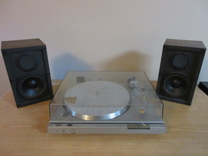 lot 194 image: SONY TURNTABLE AND DLKDOMAS SPEAKERS