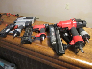 lot 216 image: PORTER CABLE AND HUSKY PNEUMATIC NAILERS AND A STAPLER