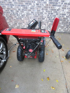 lot 262 image: MURRAY ESTATE 8.0 HP SNOW BLOWER