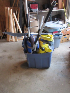 lot 284 image: INFLATABLE RAFT WITH PADDLES AND LIFE JACKETS.