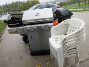 lot 285 image: CHAR BROIL BBQ AND LAWN CHAIRS