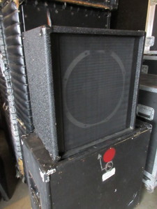 lot 293 image: PEAVEY BASS CABINET