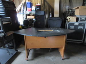 lot 325 image: COMPUTER DESK AND OFFICE CHAIRS