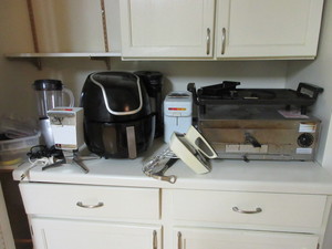 lot 326 image: SMALL APPLIANCES