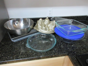 lot 328 image: BAKING PANS