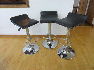 lot 330 image: HYDRAULIC BARSTOOLS