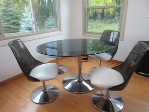 lot 331 image: KITCHEN TABLE WITH CHAIRS
