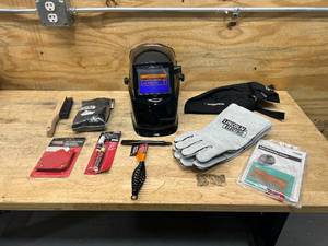 lot 21 image: LINCOLN ELECTRIC Black Glossy Welding Helmet Kit