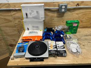 lot 95 image: Lot of Best Buy Returns